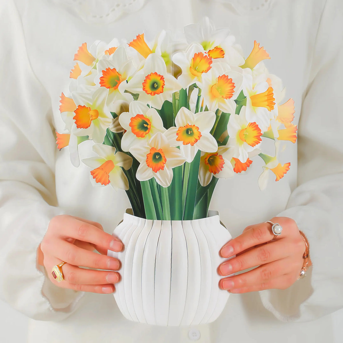 Daffodil-Bloom-paper-pop-up-bouquet-of-white-and-golden-daffodils-—-PetalPal